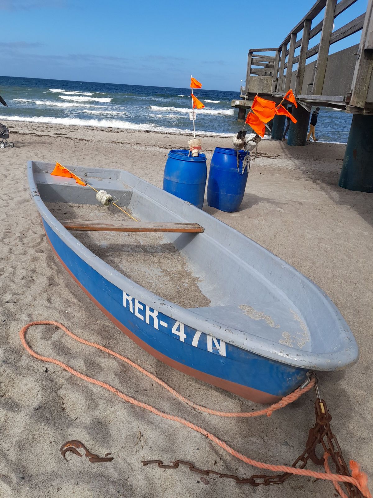 Blaues Fischerboot am Strand bei Sonnenuntergang